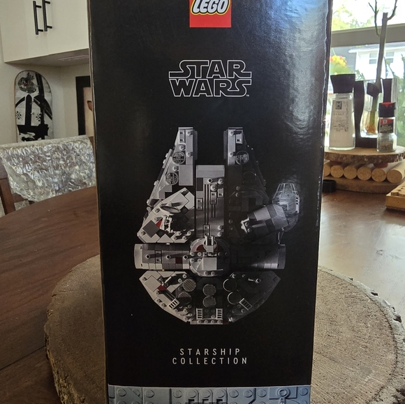 LEGO Millenium Falcon Starship Collection - Picture 1 of 3